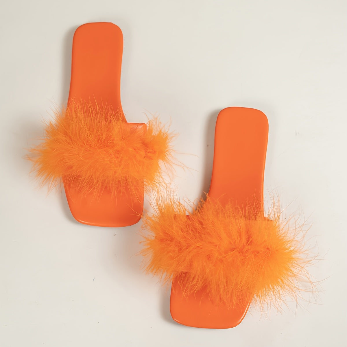 Yoz uchun mukammal, kvadrat ochiq barmoq bilan ayollarning nafis yumshoq toshli tekis oyoq kiyimlari.