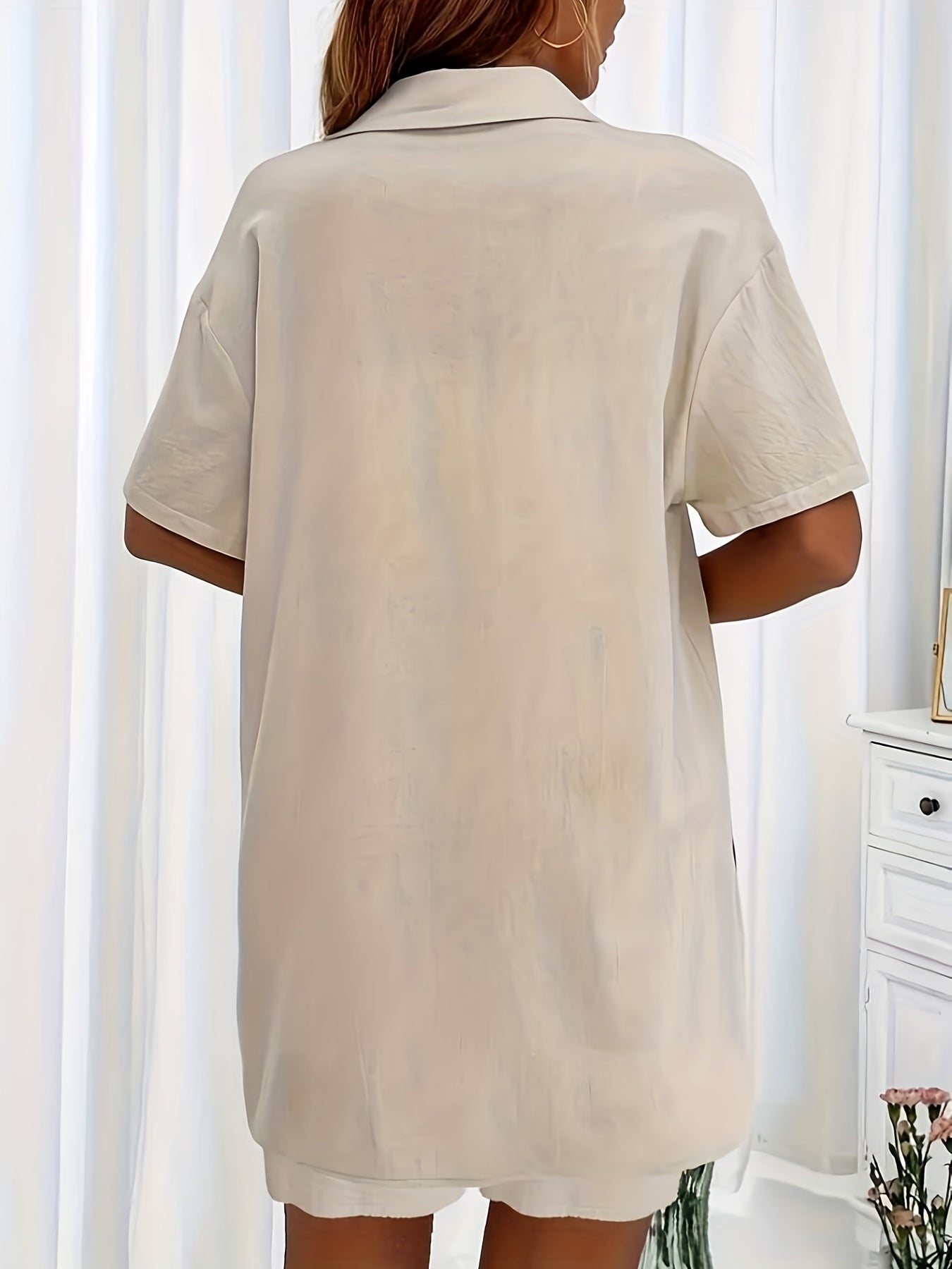 Qulay Ikki Qismli To'plam: Tugmachali Uzoq Yengli T-Shirt va Elastik Belli Shortlar, Ayollar Uchun Uxlash va Dam Olish Kiymlari