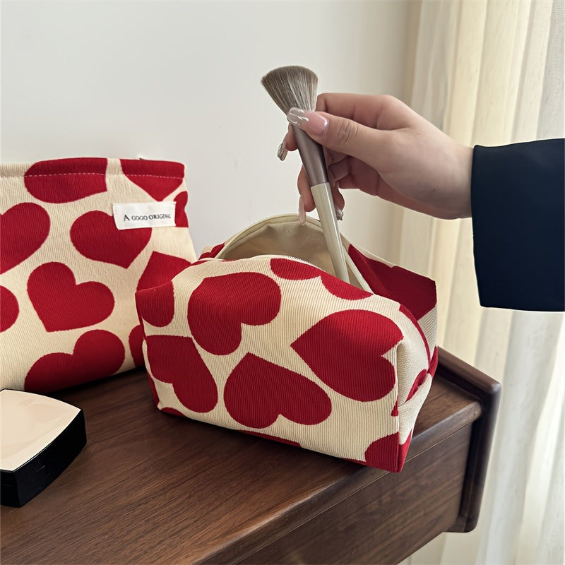 Ayollar uchun velvet qizil makup sumkasi. Sayohat uchun zarur bo'lgan buyumlar, teri parvarishi, kozmetika va boshqalarni saqlash uchun ideal. Tanga, lab bo'yog'i, makup cho'tkasi, lak va gigiena uchun bo'linmalarni o'z ichiga oladi.