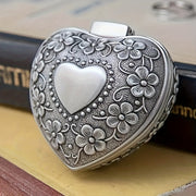 Joyero de estilo bohemio en forma de corazón de plata con patrón floral y soporte para anillos
