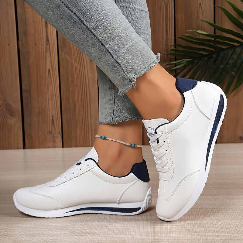 Ayollar uchun kundalik oq sneakerslar, rangli aktsentlar bilan, past-cho‘ntakli yugurish poyabzali
