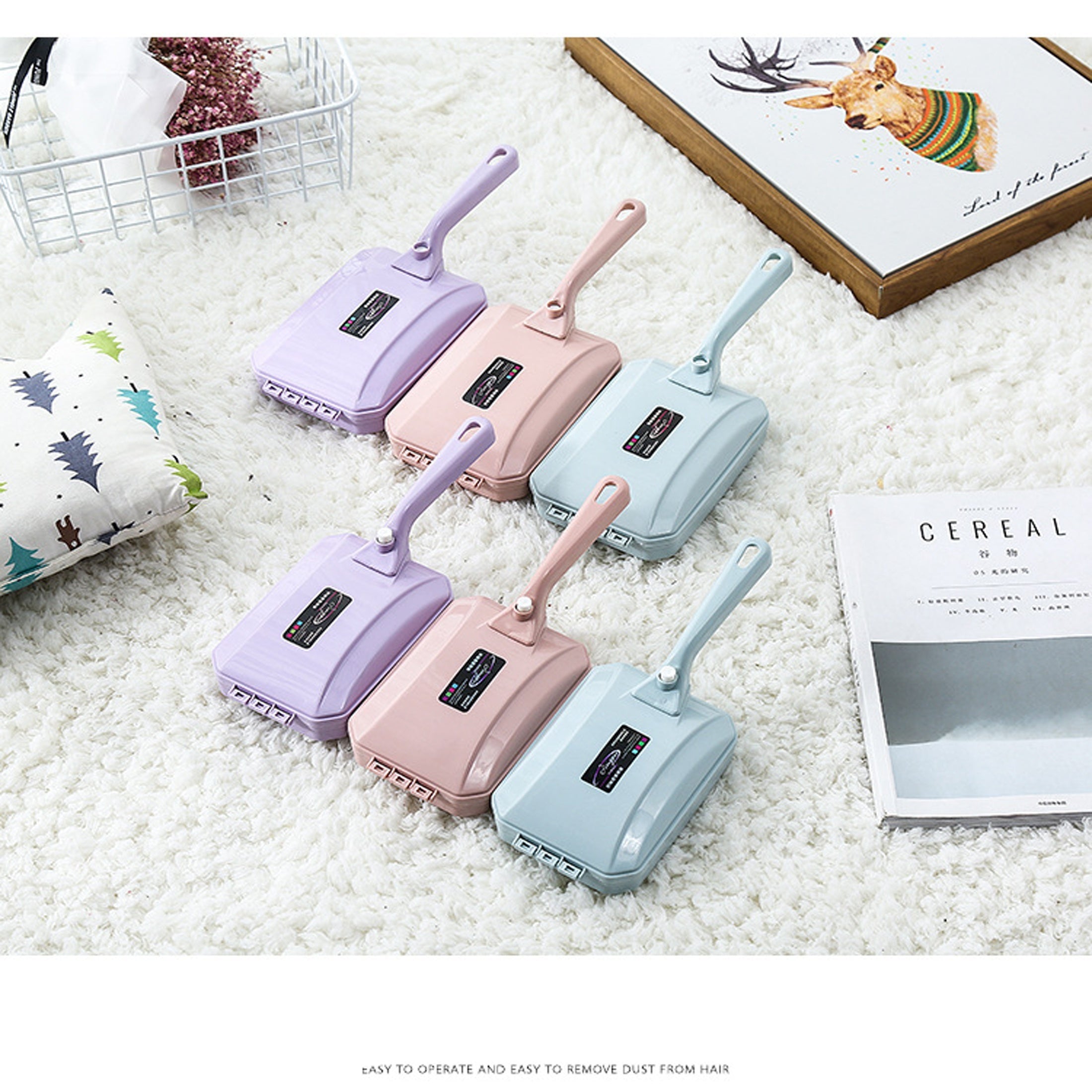 Plastik tutqichli qo'l bilan ishlatiladigan chang olib tashlash cho'tkasi - yashash xonasi, yotoqxona, kiyimlar va gilamlar uchun to'kintilar va uy hayvonlari sochlarini tozalash uchun mukammal. Qo'lda ishlash, batareyalar kerak emas. Tasodifiy rang.