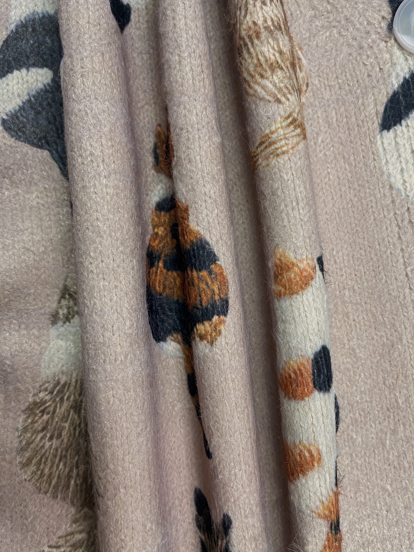 Ayollar uchun kengroq o'lchamdagi to'qilgan effektli V-shakllı uzun qollı kardigan, kundalik sviter