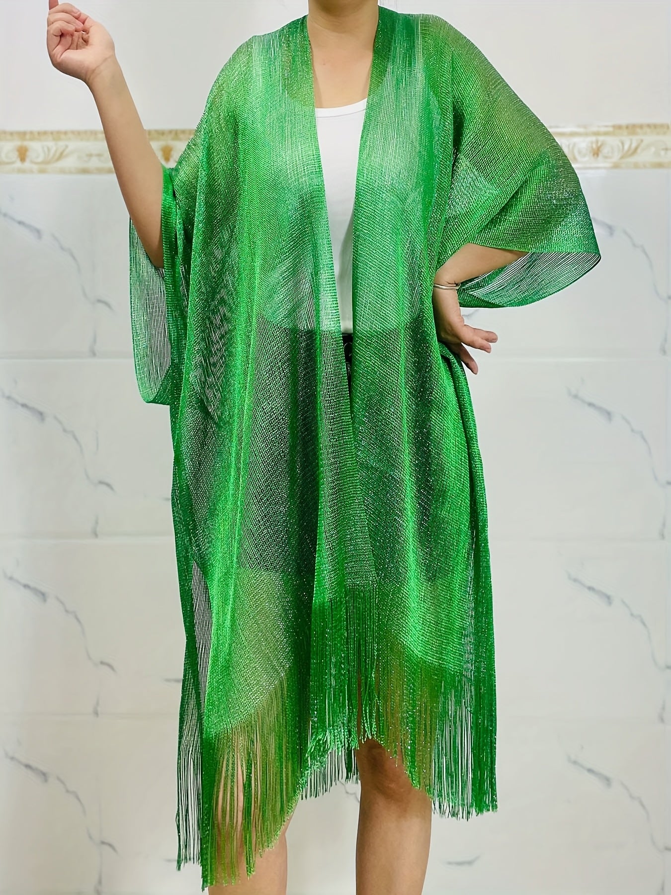 Ayollar uchun kattaroq hajmda shaffof, engil sharf va shalv, tassellar bilan, bahor va yoz uchun