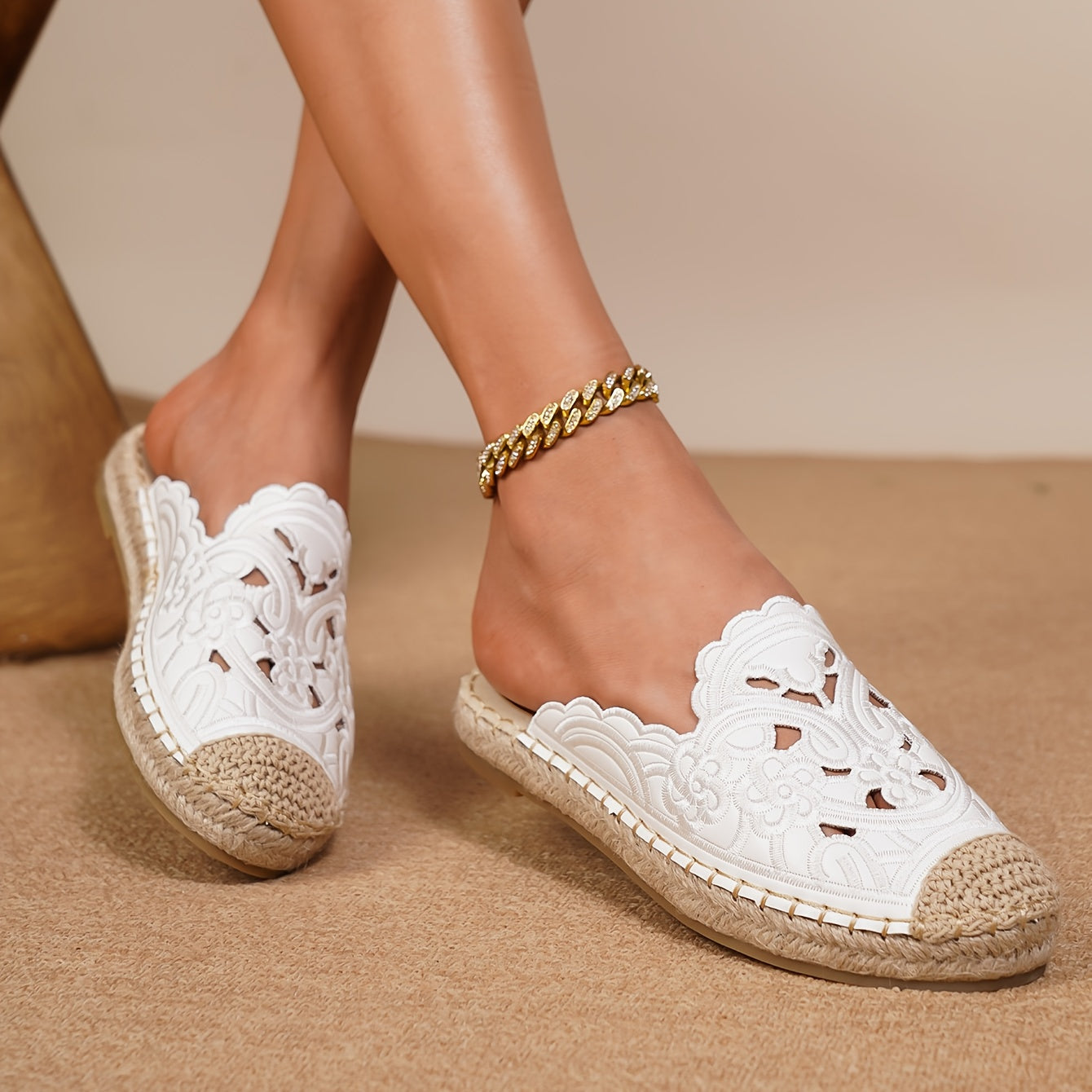 Women's Vintage Embroidered Mask Flat Shoes Slip-On Round Toe PU Beach Shoes