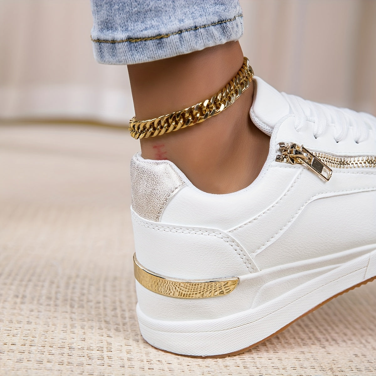 Ayollar uchun oq rangli kundalik sport poyabzali, oltin detallari bilan, sirpanishga qarshi TPR taglik