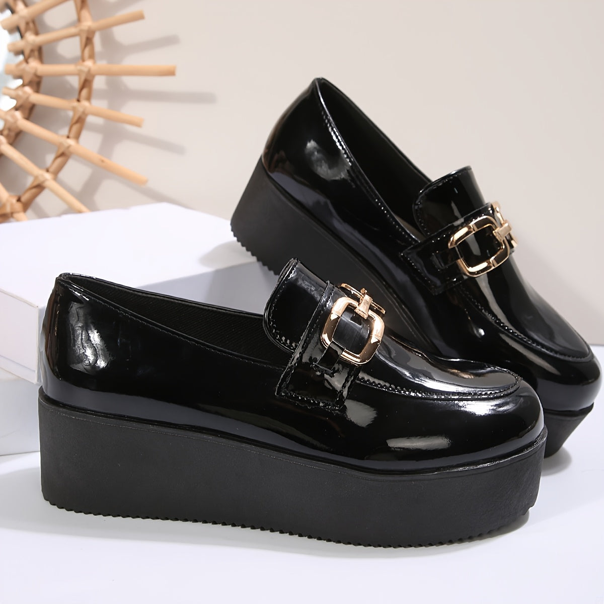 Ayollar uchun qora sintetik platforma mokasinlari, qattiq tovoq va yostiqlangan orqa qism bilan