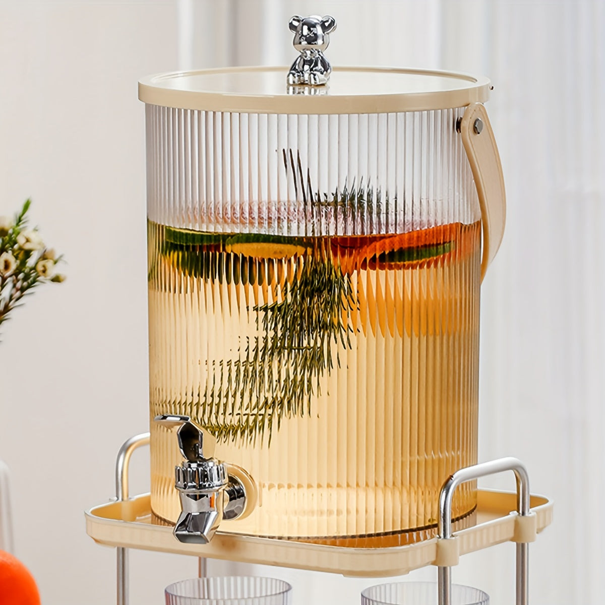 Plastik ichimlik tarqatuvchisi - partiyalar va yotoqxonalarga mo'ljallangan. Yuqori haroratga chidamli muz idishi, sovuq ichimliklarni elektr energiyasiga ehtiyoj sezmasdan xizmat qilish uchun ajoyib.