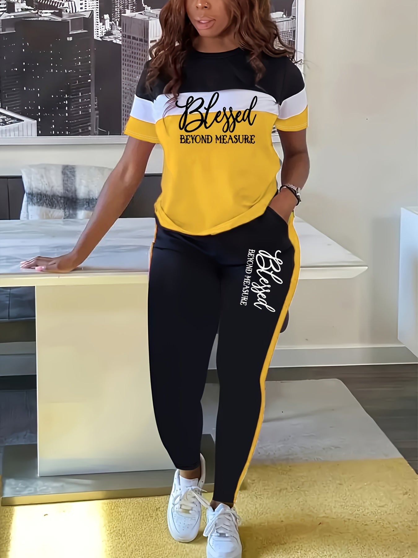 Rangli Blok 'Berk' T-shirt va Shimlar To'plami Katta O'lchamdagi Ayollar Uchun, Cho'ziluvchan Polyester Aralashmasi, Mashinada Yuvish Mumkin, Kundalik Quvnoq Kiyim