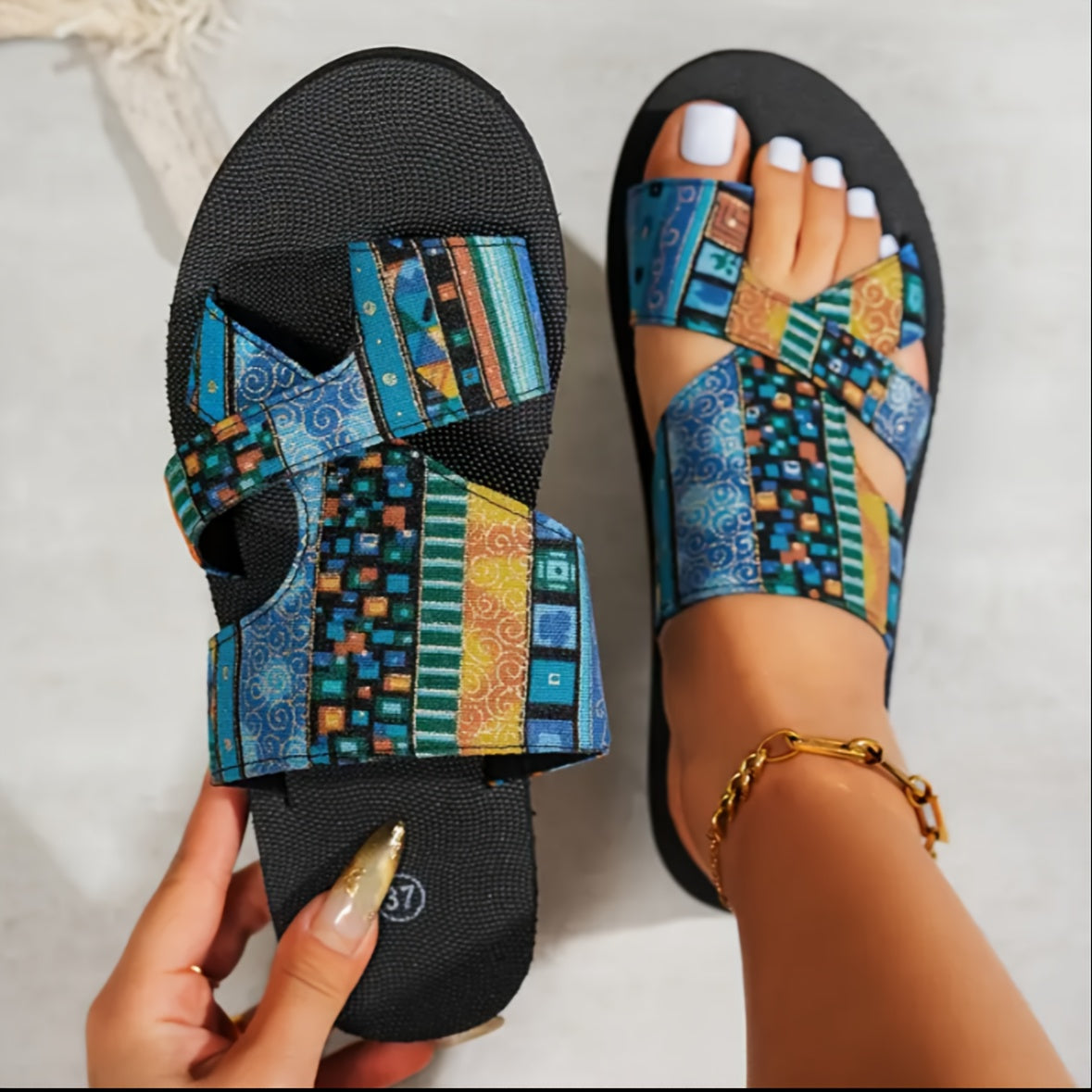 Ayollar uchun flip-floplar, qalin sole, baliq og‘zi ochiq barmoqli plyaj sandallari, qora, katta