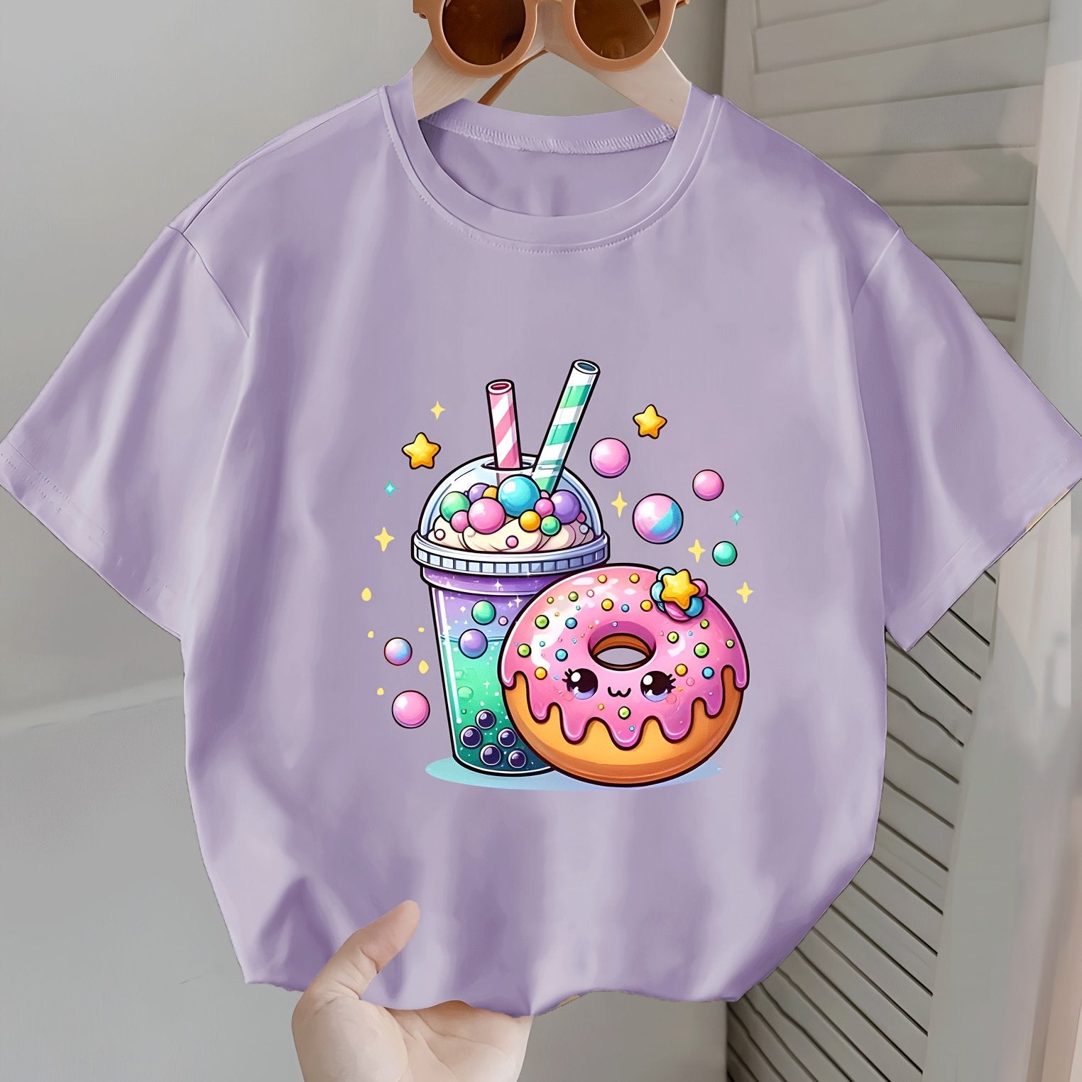 Yozgi kiyim uchun ideal bo'lgan, sut choyi donut yulduz naqshiga ega oq qisqa yengli bluzka.