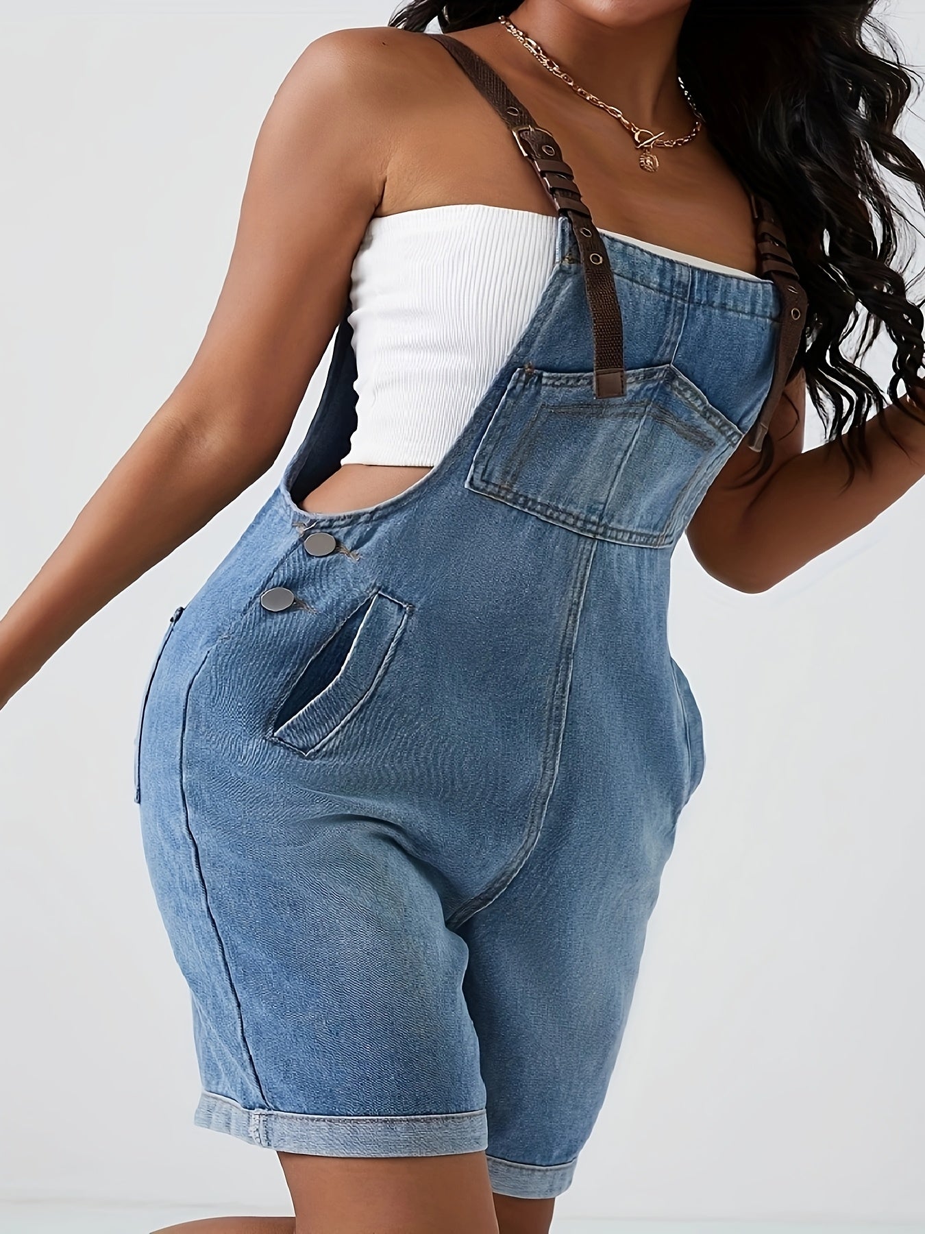 Ayollar uchun katta o'lchamdagi denim kombinezon-shorts, polyester aralashmasi, bir rangli, ko'chalar uslubi, to'qilgan mato