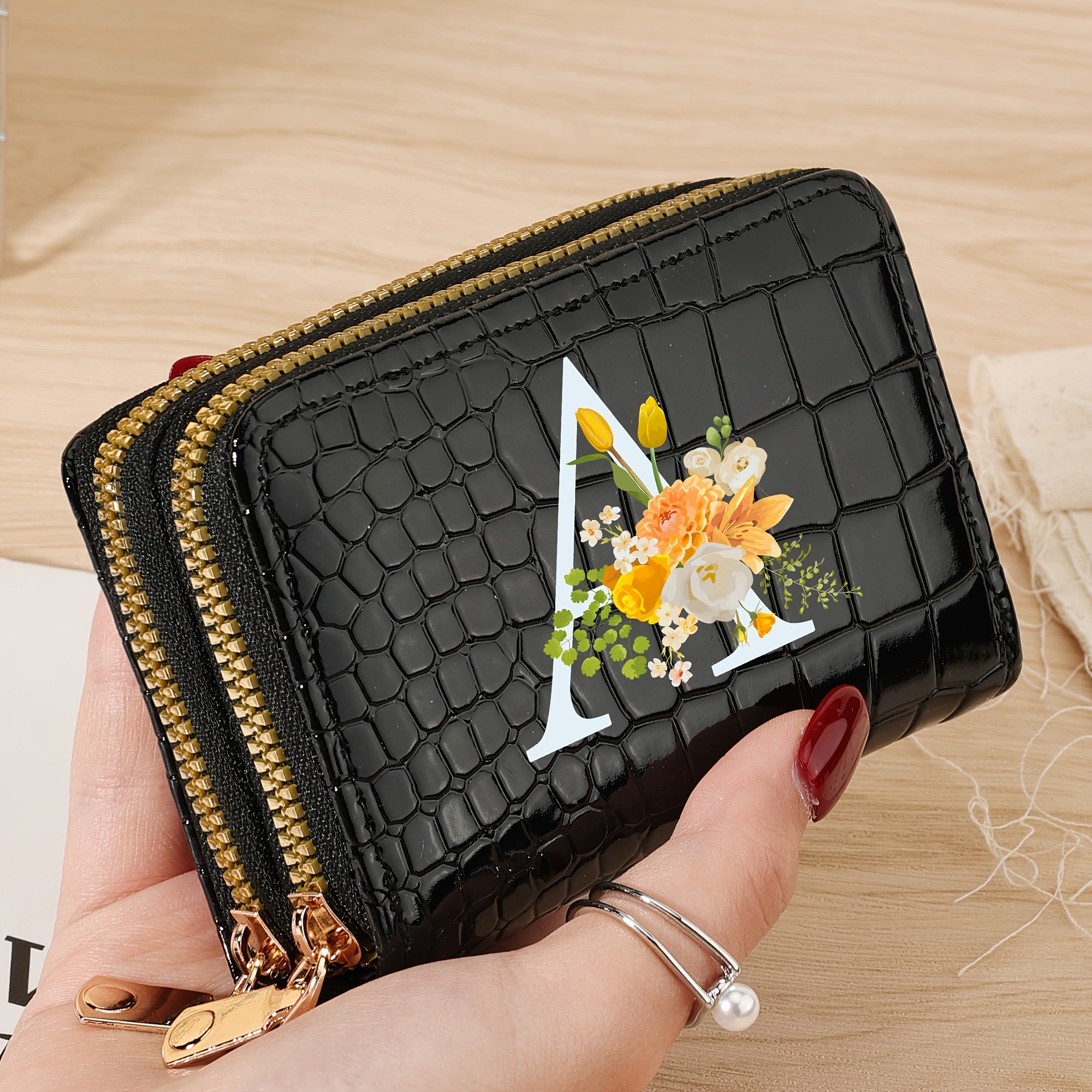 Bir nechta slotlari va zamonaviy fermuari bo'lgan mustahkam kredit karta saqlash sumkasi, maktab, yotoqxona va maktabga qaytish uchun zarur bo'lgan buyumlar uchun.