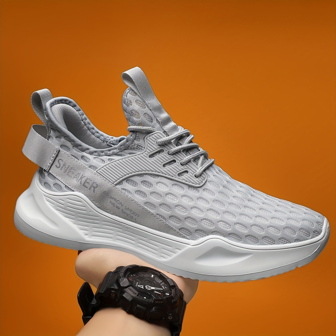 EVA ichki qismi va tagligi bo'lgan, erkaklar uchun nafas oladigan to'rli yugurish poyabzallari, olti burchakli naqshga ega, qora rangda shoelace bilan.