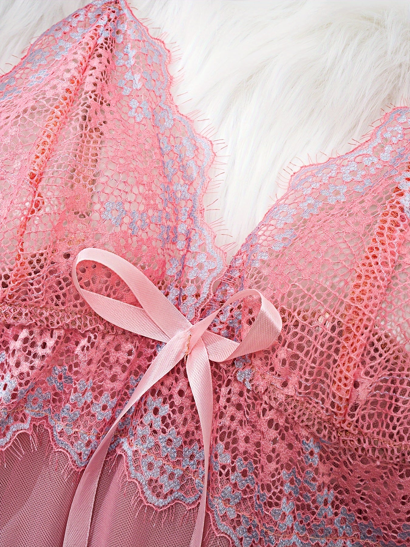 Ayollar uchun sexy ichki kiyim to'plami, dantel qo'shilishi, to'r tafsilotlari, spaghetti kamarlar, chuqur V shaklidagi slip ko'ylagi va thong.