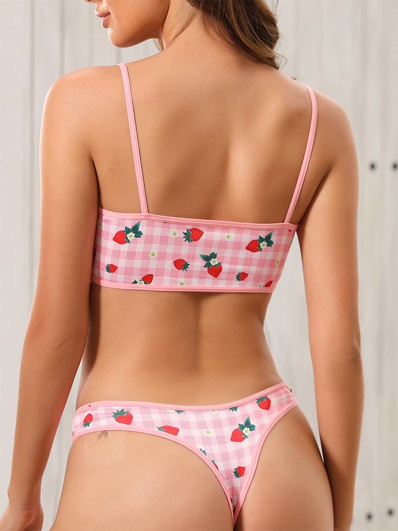 Комплект женского нижнего белья Dircho включает 2 предмета, изготовленных из трикотажной ткани из полиэстера и эластана. Он имеет повседневный принт по всему изделию, бюстгальтер средней поддержки без подкладки и контрастные элементы.