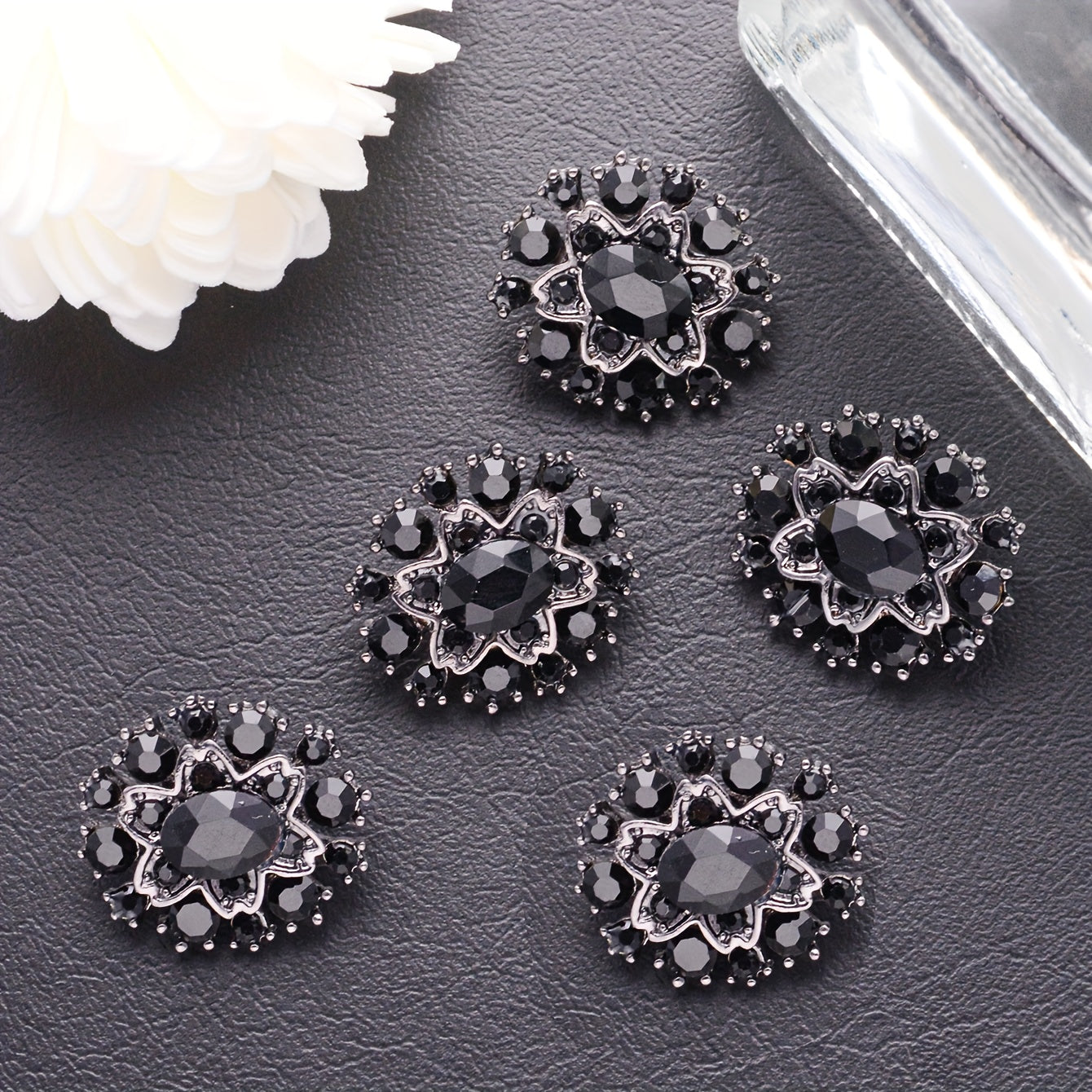 Kiyimlar, sviterlar, blazerlar uchun besh ta rhinestone zink alloy tugmasi to'plami