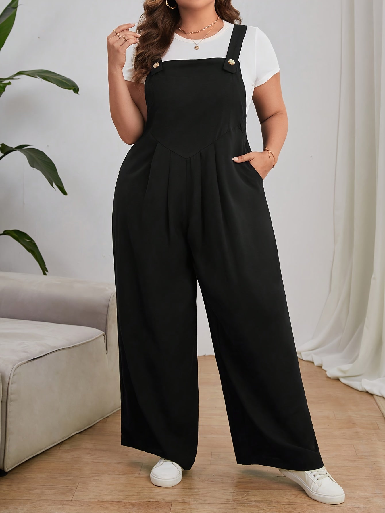 Keng oyoqli plussayz kombinezon, oddiy uslubda, bir rangli polyester matodan tayyorlangan. Yengsiz dizayn, cho'ntaklar bilan, barcha mavsumlar uchun mos.