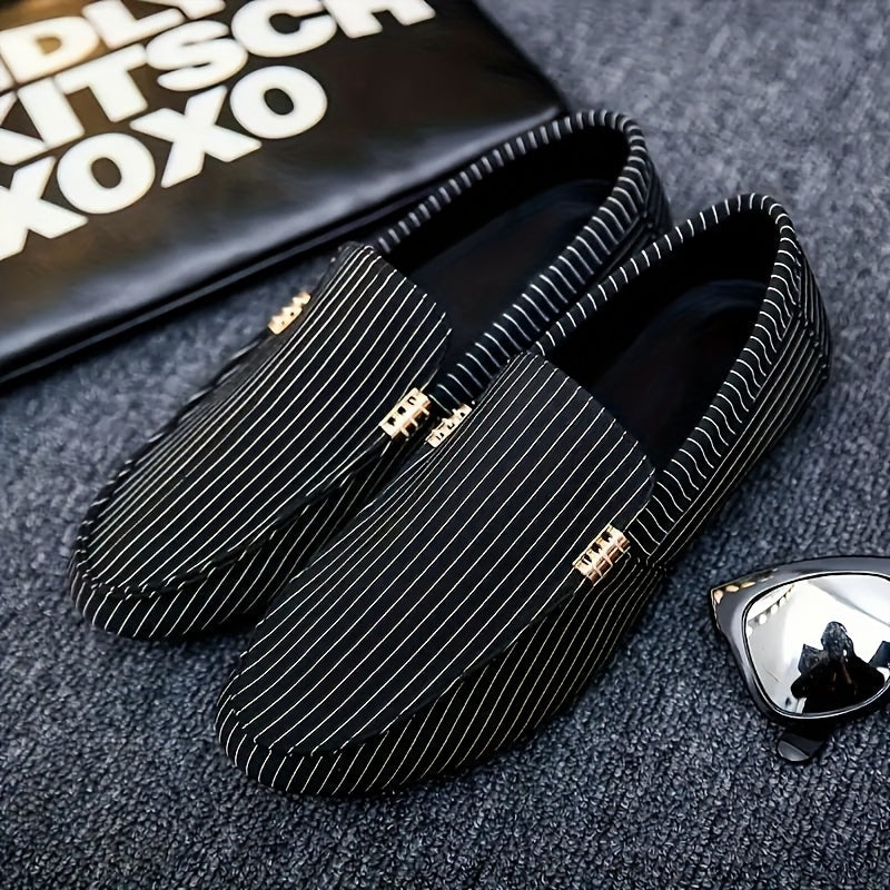 Mocasines slip-on de malla para hombre con patrón geométrico en negro y blanco para uso en exteriores