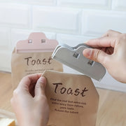 Oziq-ovqat sumkasini yopish uchun qisqichlar 6 dona yoki 12 dona mavjud bo'lib, ular tazelik va namlikni saqlab qolish uchun juda mos keladi. Bu katta gazak qisqichlari oshxonangiz uchun bo'lishi kerak bo'lgan uy jihozidir.