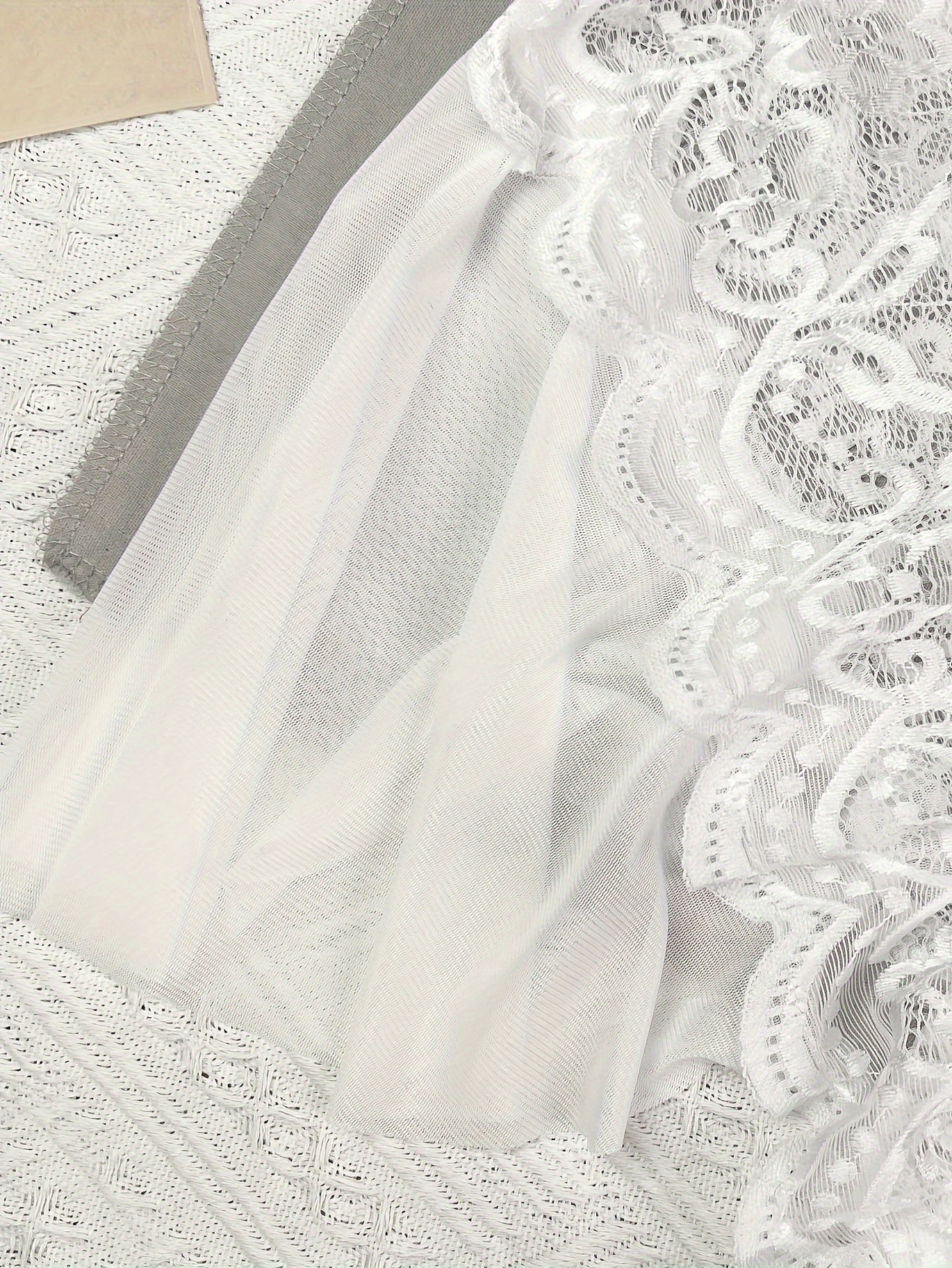 Zarif dantel halter teddy, qirrali bodysuit va murakkab dantel tafsilotlari bilan, yarim shaffof, cho'ziluvchan polyester va spandeks aralashmasidan tayyorlangan. Romantik kechalar uchun mukammal va mashinada yuvish oson.