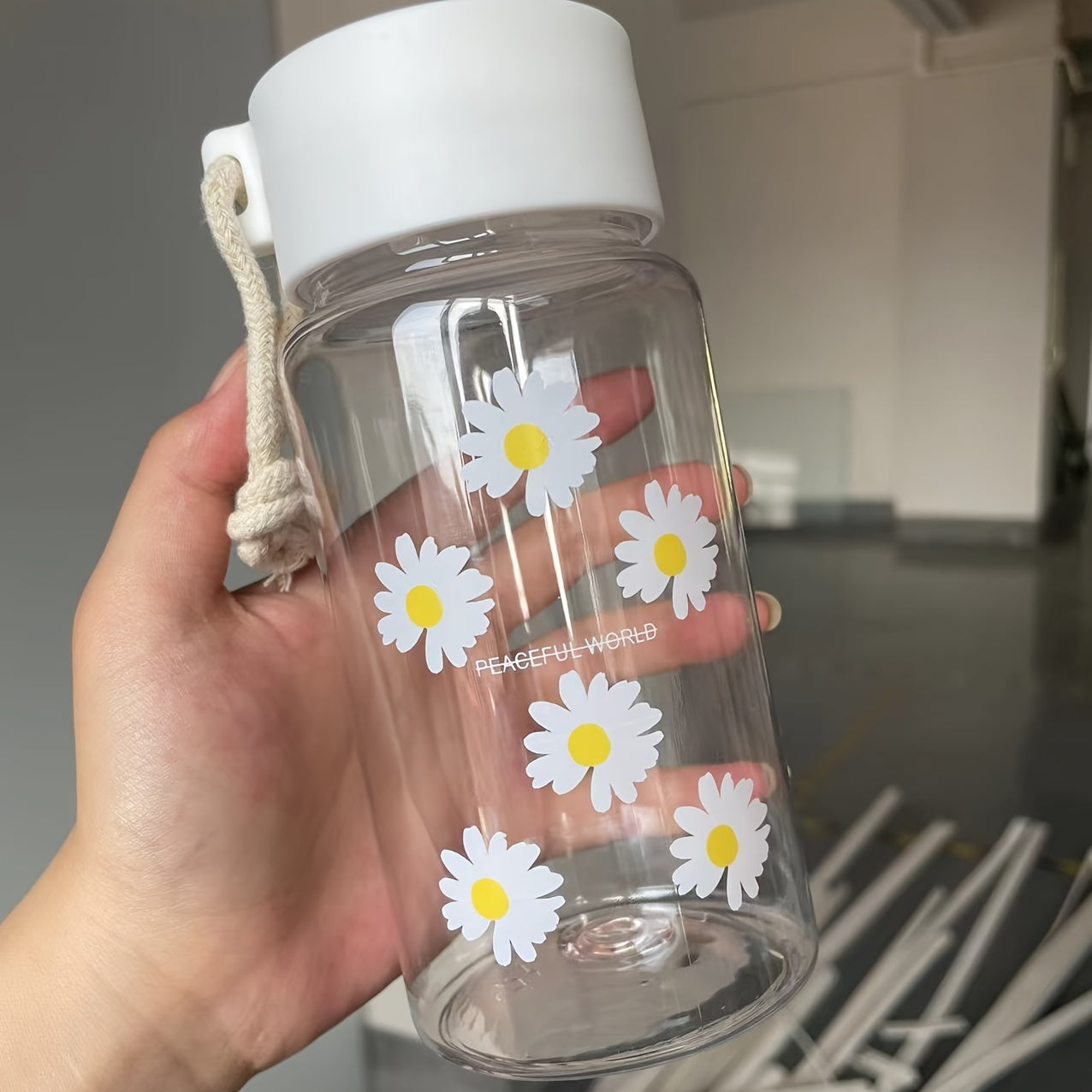 Маленький матовый пластиковый стакан для воды для женщин, портативный и противоударный. Идеально подходит для ресторанов и кафе.