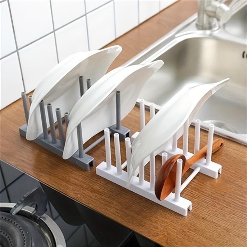 Oson oshxona ish stolida saqlash va idishlarni quritish uchun olib tashlanadigan plastinka ushlagichi va drenaj trayi bilan plastik idish qurituvchi.