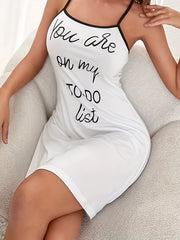 Sloganli bosma va kesik orqa qismi bilan tasodifiy slip tunika, uxlash va dam olish uchun mukammal.