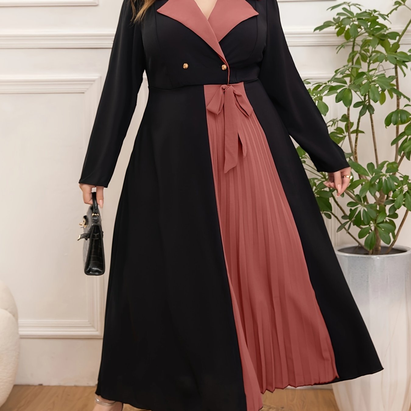 Yengil plus size V-yuqori tunika ko'ylagi, mustahkam rangda, ozgina cho'zilishga ega, barcha fasllar uchun ideal. 100% polyester to'qilgan matodan tayyorlangan.