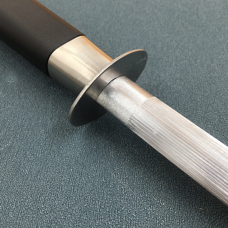 Uy sharoitida ishlatiladigan qirqish qurilmalari, zanglamaydigan po'latdan yasalgan tayoqchalar, qirqish tayoqchalari va toshlar.