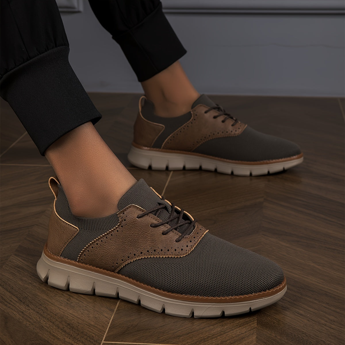 Havoni o'tkazuvchi engil ko'k to'qilgan tasodifiy poyabzal, erkaklar uchun perforatsiyalangan tafsilotlar, bog'ichli yopilish, EVA taglik va qulay, zamonaviy dizayn.