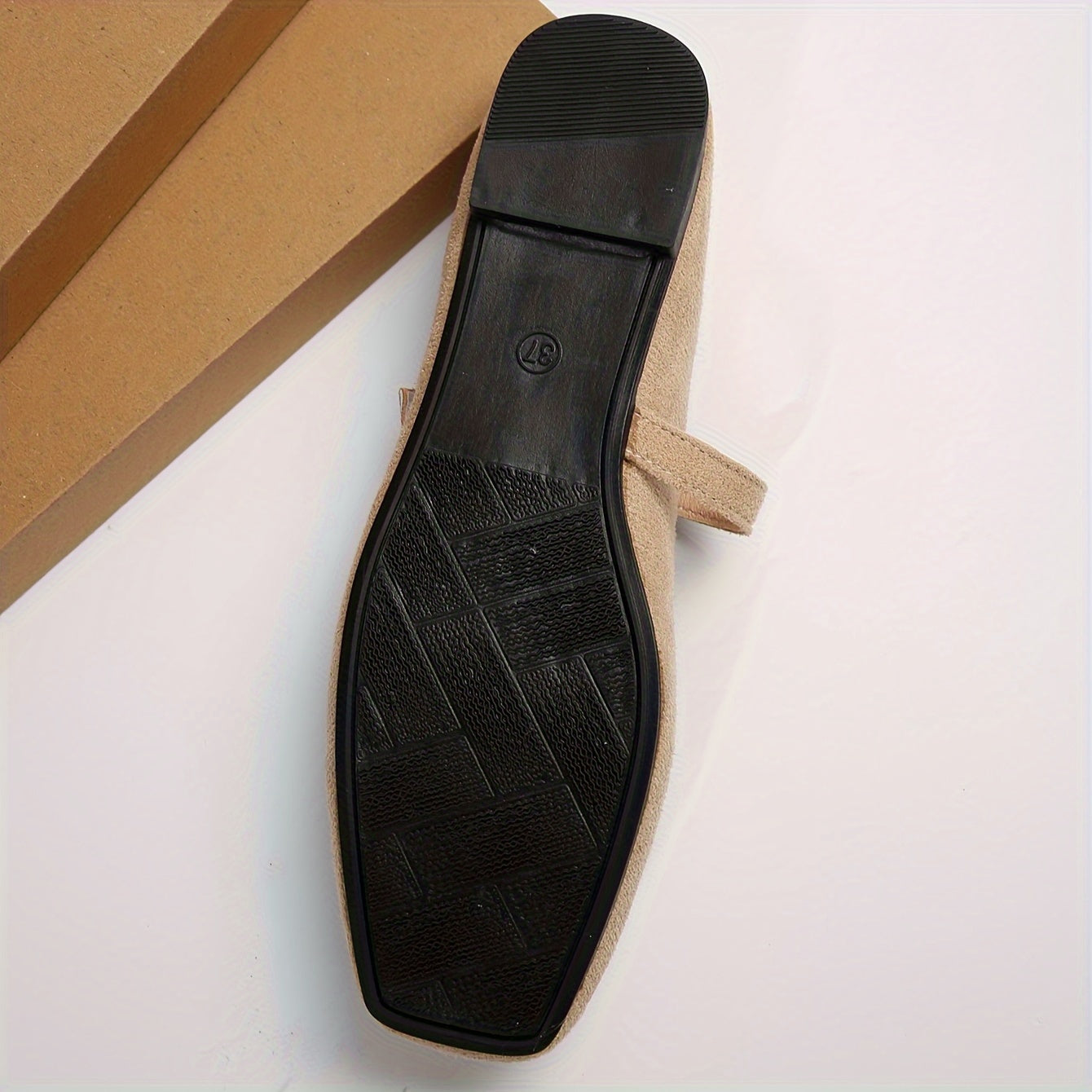 Ayollar uchun kvadrat burchakli, bog'ichli, yumshoq taglikka ega vintage velur tekis loferlar. Har mavsum uchun mos.