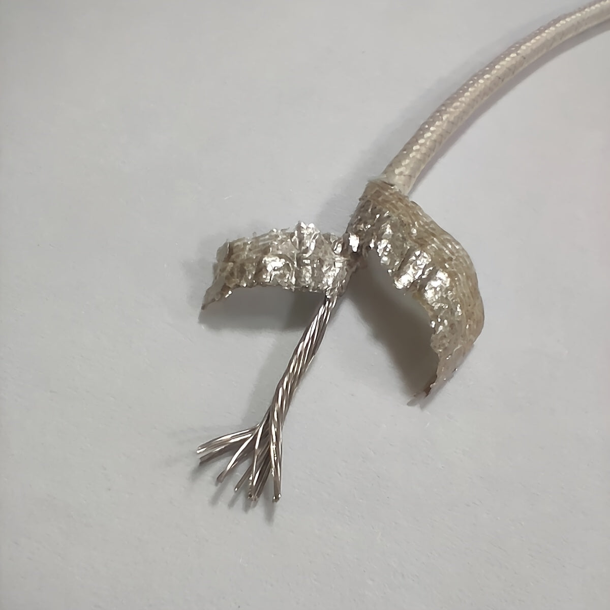 18 Gauge Yuqori Haroratli Sim 5.0 metr, ekstremal haroratlarda foydalanish uchun (-76°F dan 932°F gacha / -60°C dan 500°C gacha). Nikel mis konstruktsiyasi bilan Ikki qavatli Mica lenta Fiberglas izolyatsiyasi bilan