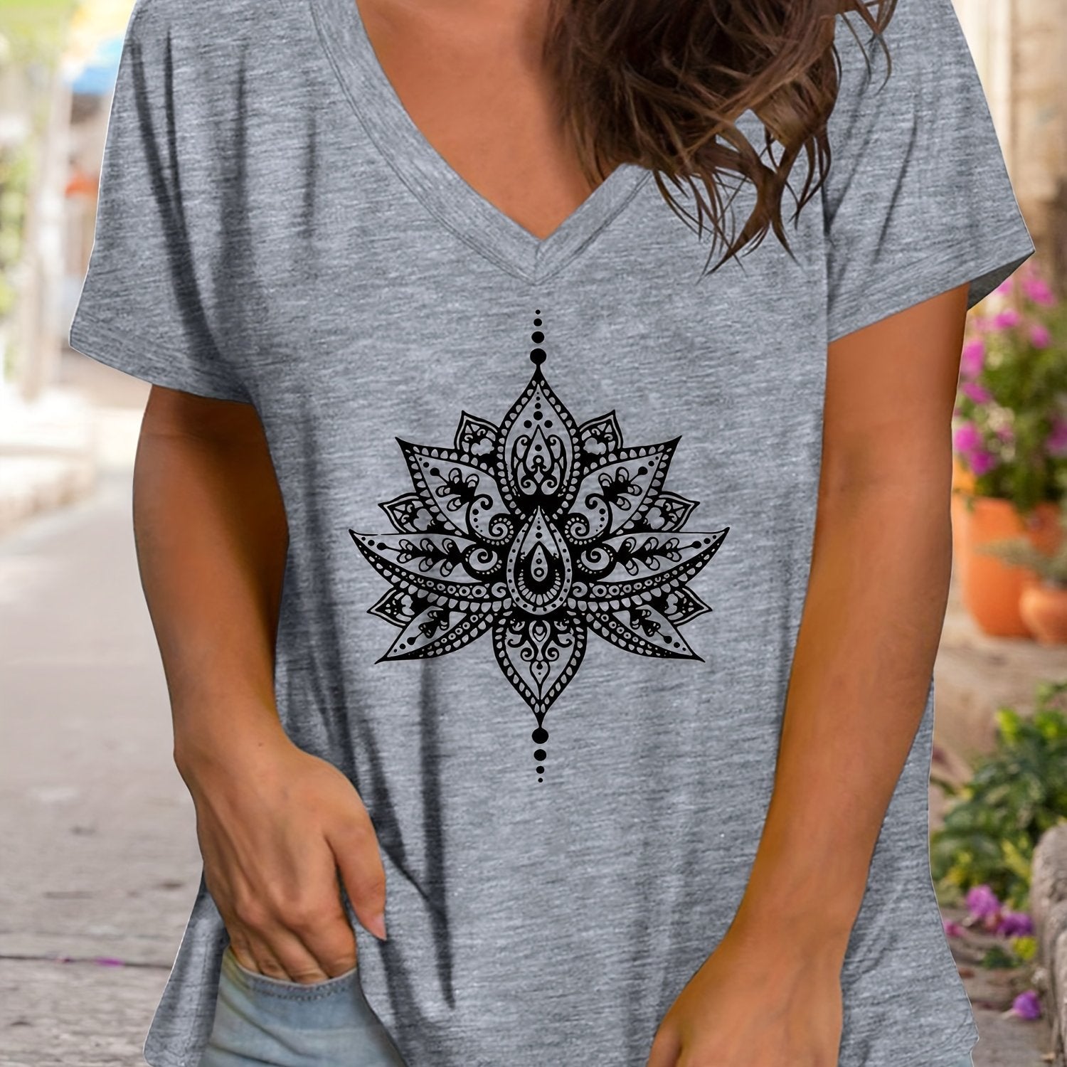 Camiseta de manga corta con escote en V y estampado de loto para mujer de tallas grandes