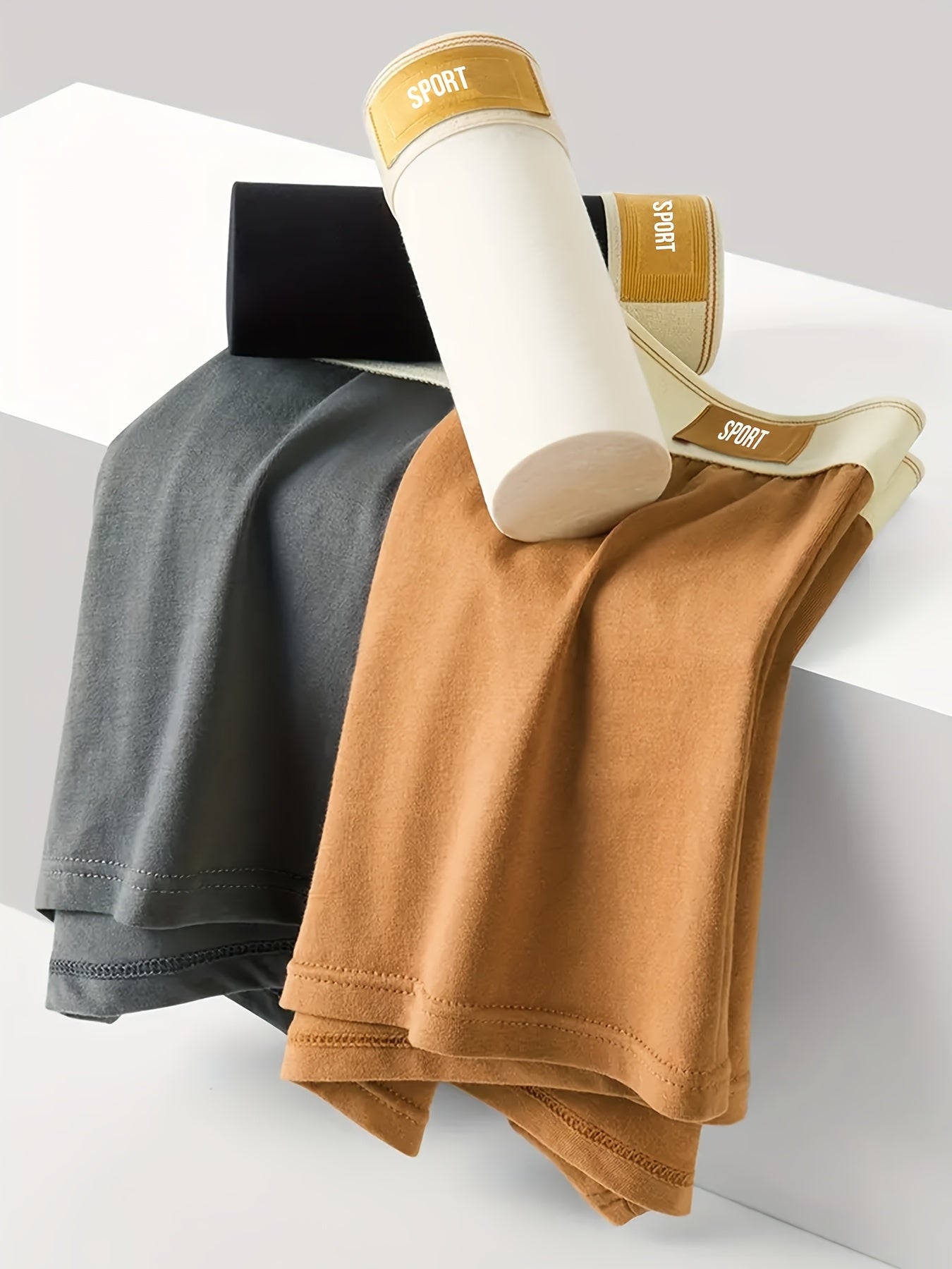 Erkaklar uchun nafas oladigan 3 ta polyester boxer short, sport va dam olish uchun o'rtacha cho'ziluvchan to'qima bilan.