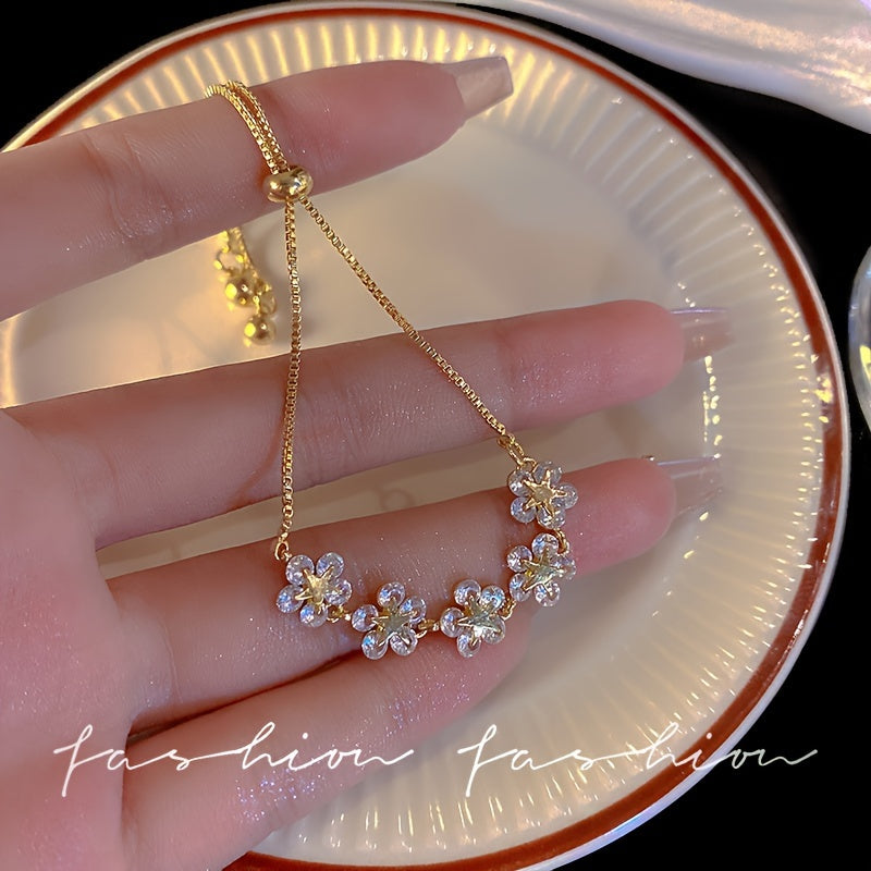 Zinс qotishmalardan tayyorlangan, rhinestone bilan bezatilgan nafis gul bilaguzuk, ayollar uchun modali zargarlik buyumlari. Moslashuvchan zanjir, kundalik va bayram kiyimlari uchun mos. Do'stlar uchun ajoyib sovg'a.