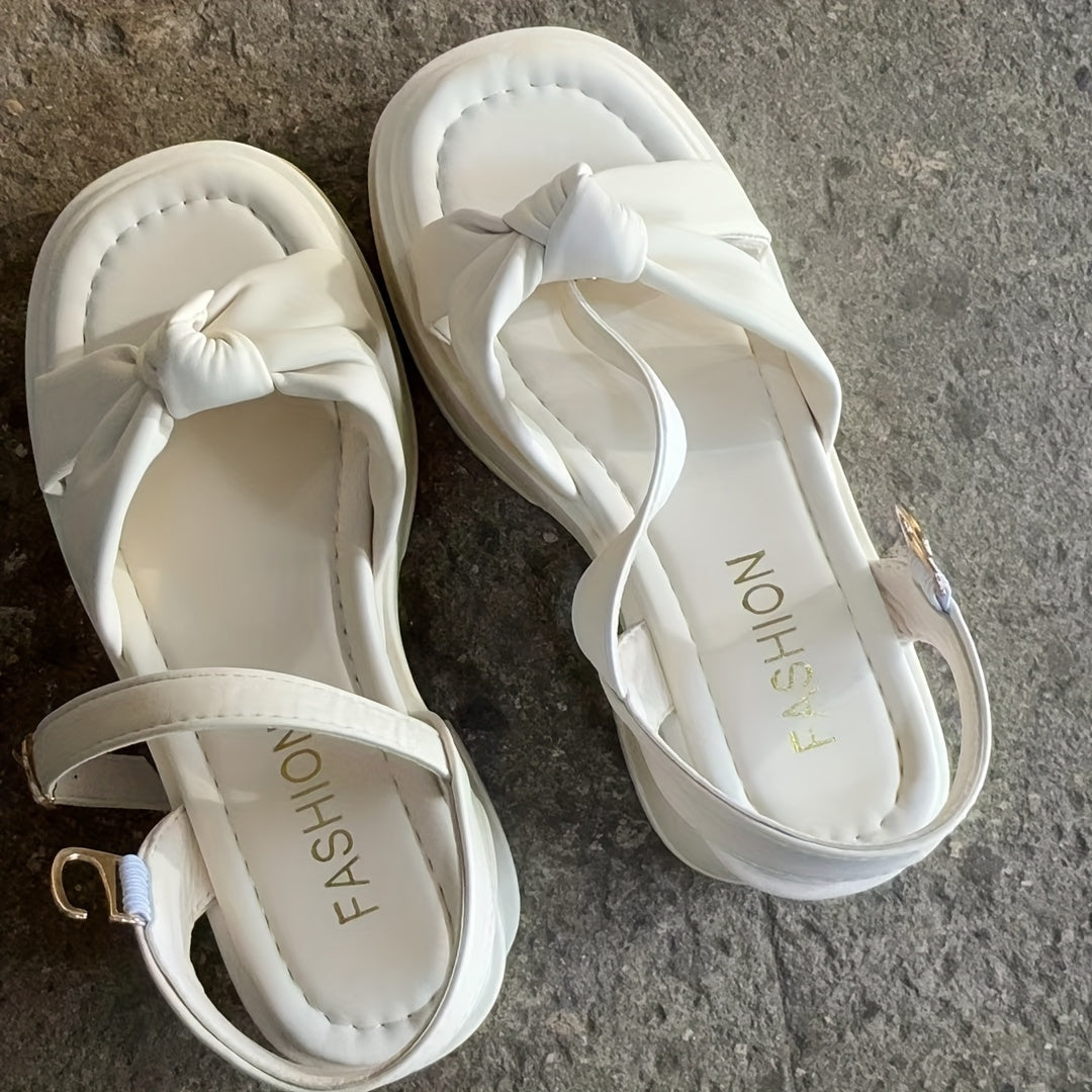 Стильные сандалии на массивном каблуке с узлом и пряжкой.