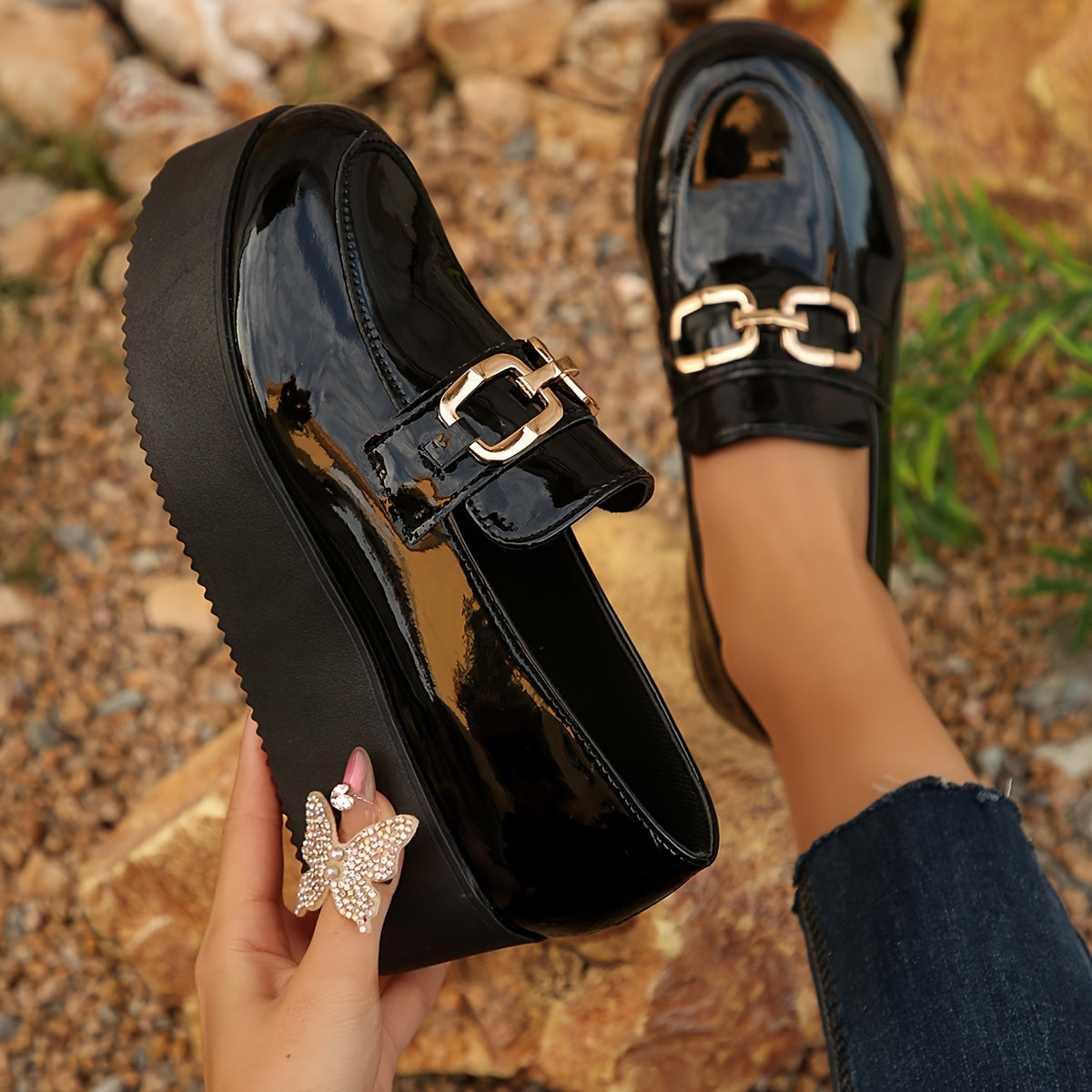 Ayollar uchun qora sintetik platforma mokasinlari, qattiq tovoq va yostiqlangan orqa qism bilan