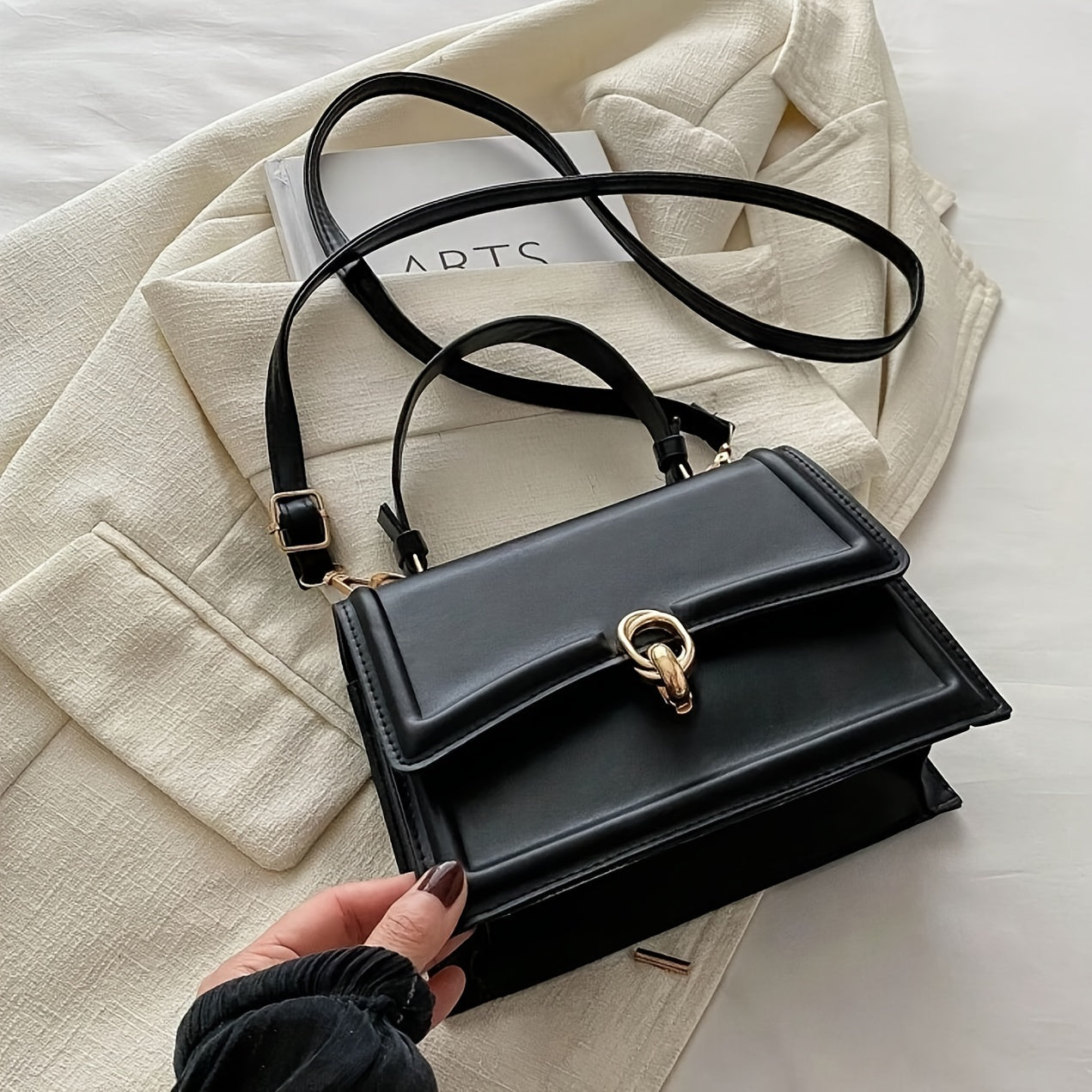 Элегантная черная синтетическая кожаная сумка для женщин с ретро-клапаном, верхней ручкой, замком с поворотом и золотистой фурнитурой. Имеет структурированную прямоугольную форму, регулируемый ремень.