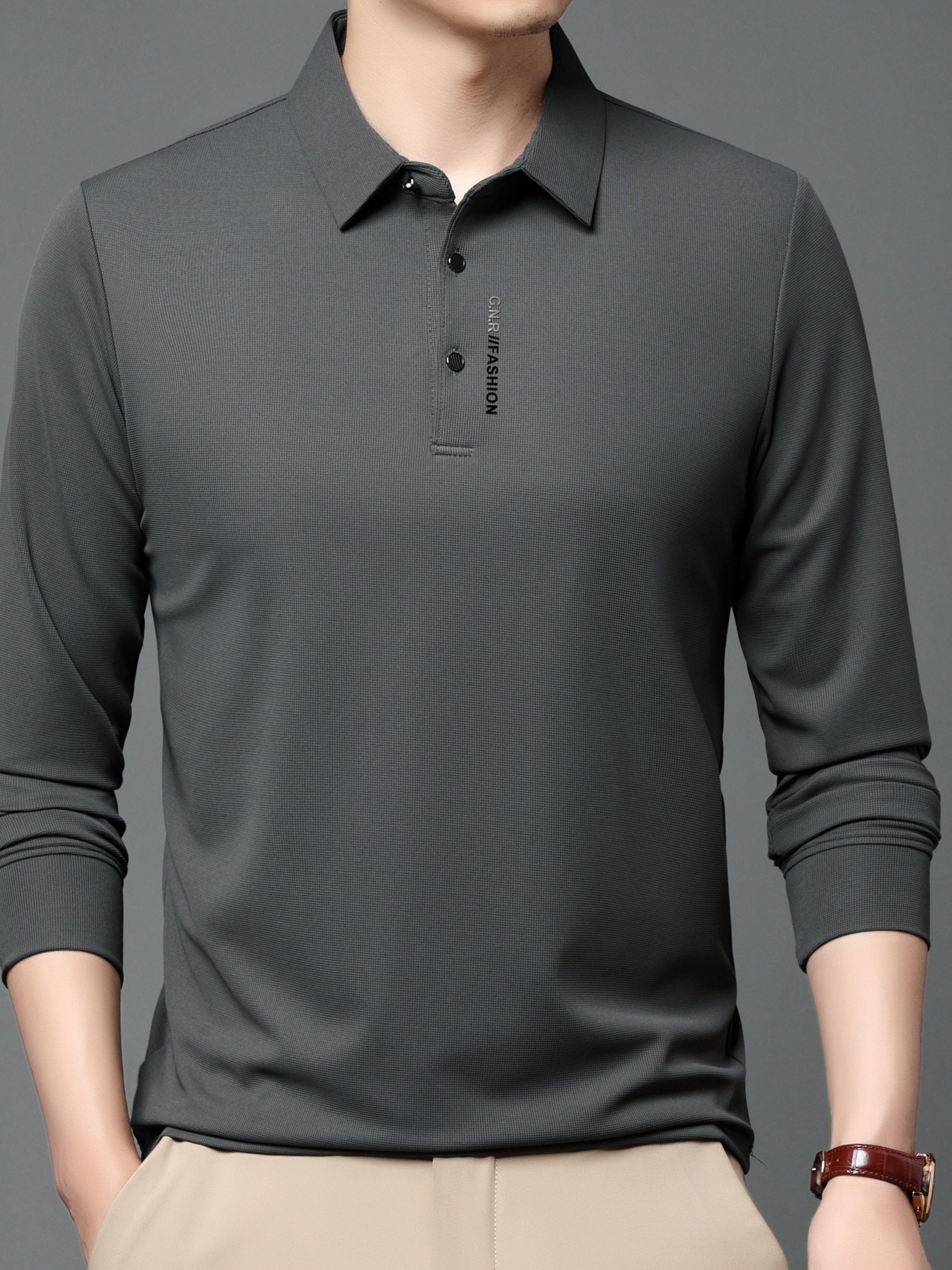 Erkaklar uchun bir rangli yengli futbolka, barcha mavsumlar uchun mos, tasodifiy uslub va havo o'tkazuvchanligi bilan ajralib turadi. Kundalik kiyim yoki sovg'a sifatida ideal.