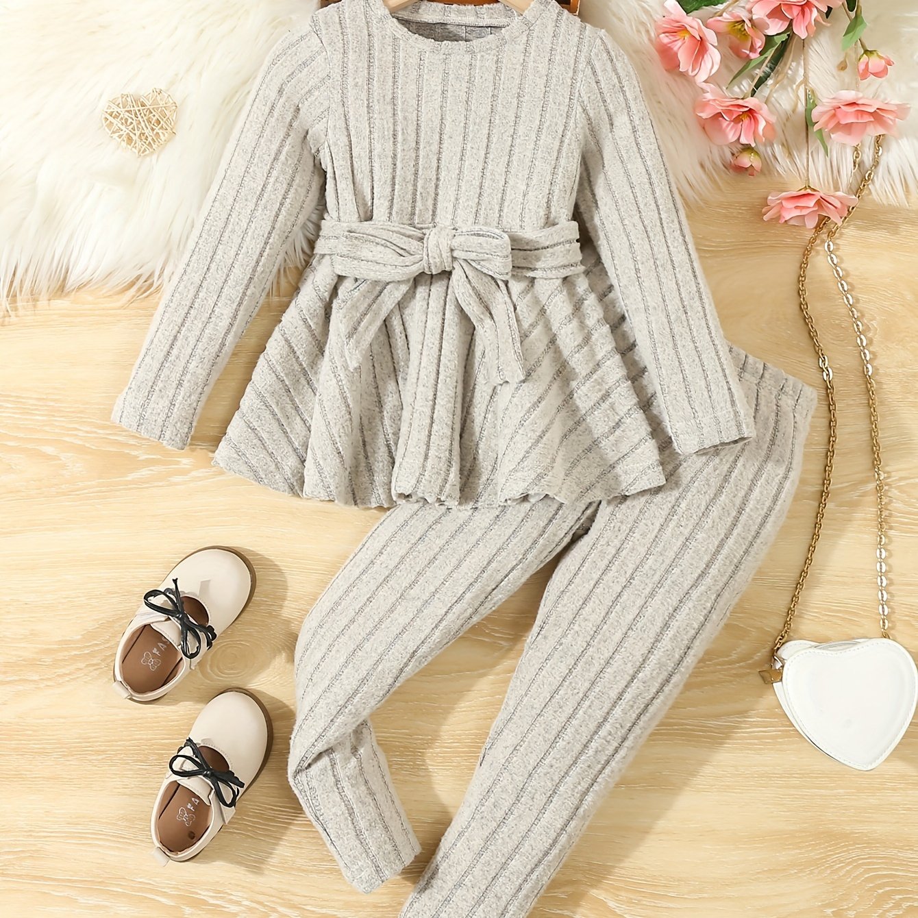 Qizlar uchun tashqi kiyim uchun to'qilgan kamonli bluzka va shimlardan iborat zamonaviy kiyim to'plami