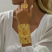 Стильный комплект из двух предметов: браслет и кольцо с замысловатыми цветочными вырезами, изготовленный из железа, идеален для свадеб и мероприятий - с европейским и американским влиянием.