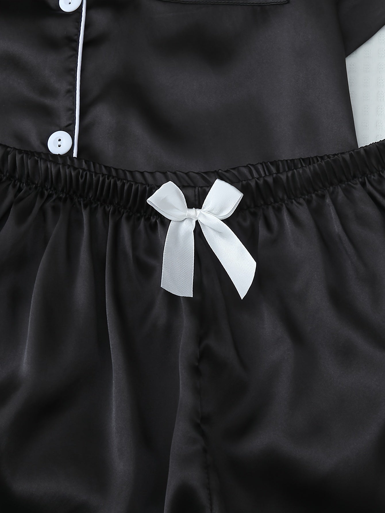 Ayollar uchun qisqa yengli dam olish kiyimlari.