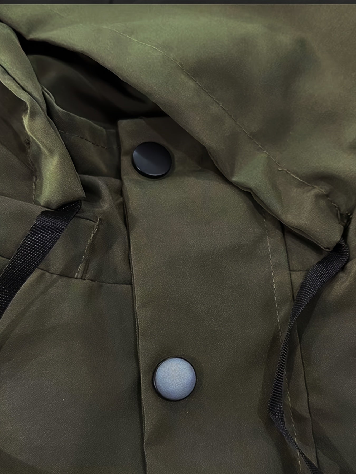 Qora erkaklar uchun shamol o'tkazmaydigan, suv o'tkazmaydigan jakk, logotip dizayni, bir nechta cho'ntaklar va qulay polyester mato bilan. Velosipedda, yugurishda va tasodifiy kiyim uchun mos. Shuningdek, plus o'lchamda ham mavjud.