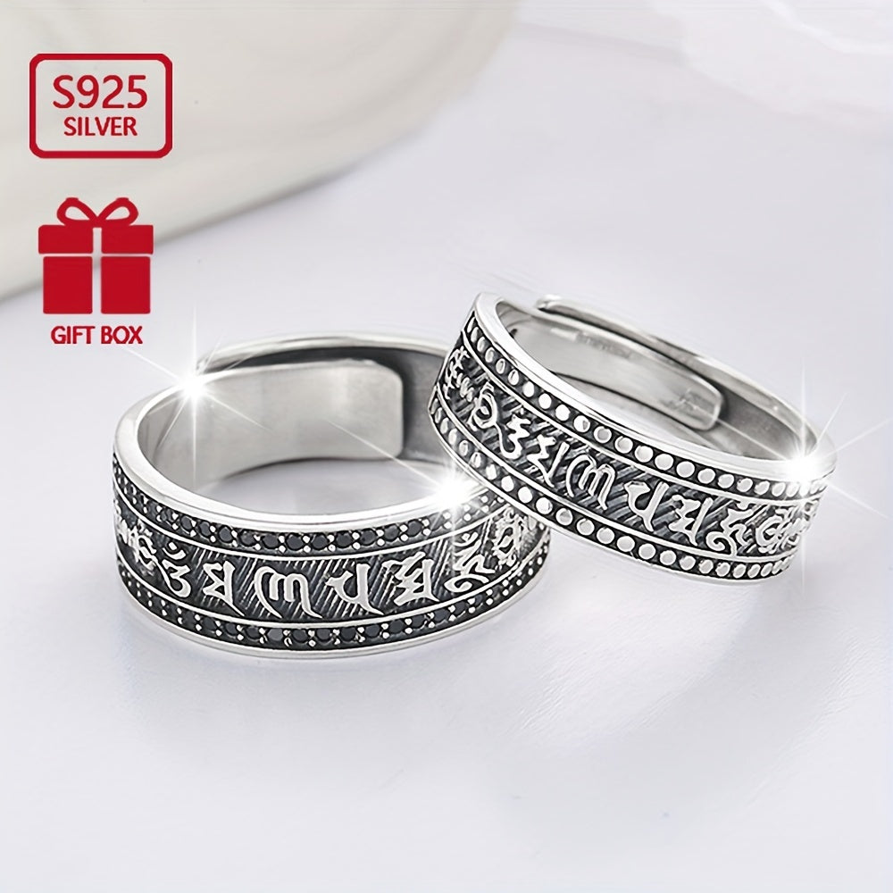 Ushbu 925 sterling kumush halqa 18k oltin bilan qoplangan va yuzasida o'yilgan mantra mavjud. Bu erkaklar va ayollar uchun mos keladi va oila, do'stlar yoki yaqin inson uchun yuqori sifatli sovg'a bo'ladi.