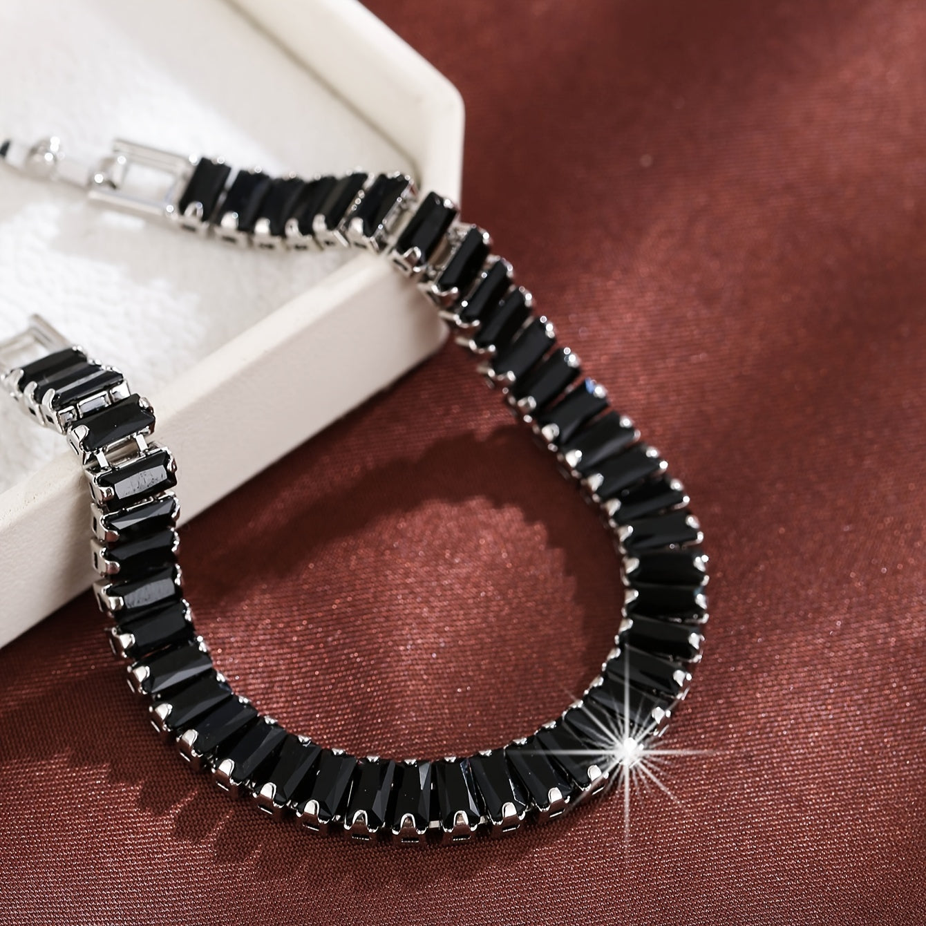 Ko'p rangli qora to'rtburchakli zirkon tennis bilaguzuk, Yevropa va Amerika uslubida