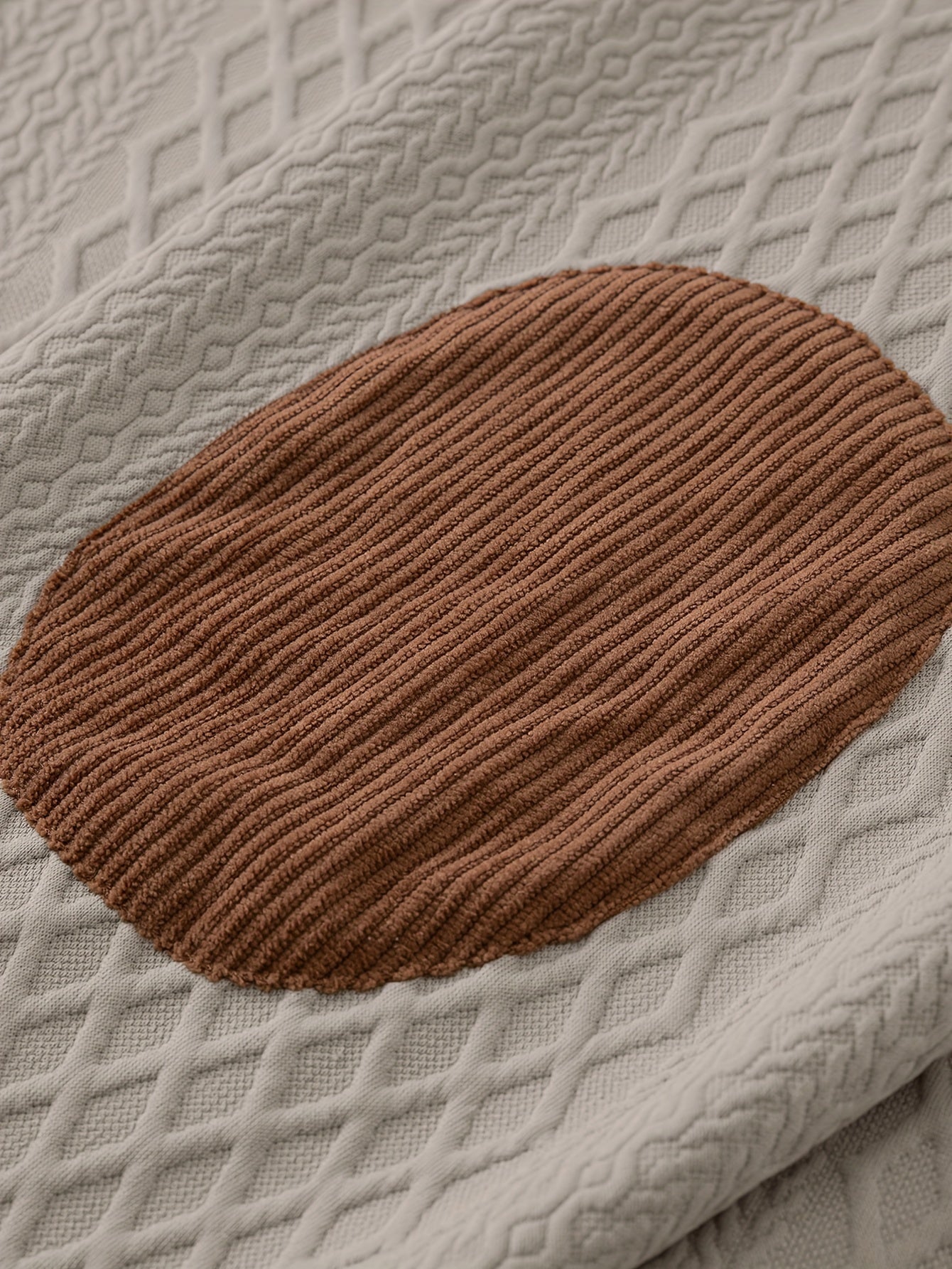 Bej rangdagi geometrik naqshli erkaklar uchun plussiz tasodifiy kardigan sviter, tugmachali old qismi. Bahor va kuz uchun mukammal. Yengil va qulay.