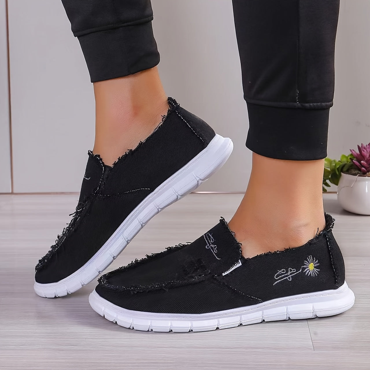 Women's Canvas Low-Top Sneakers with Daisy Design Breathable Slip-On Shoes