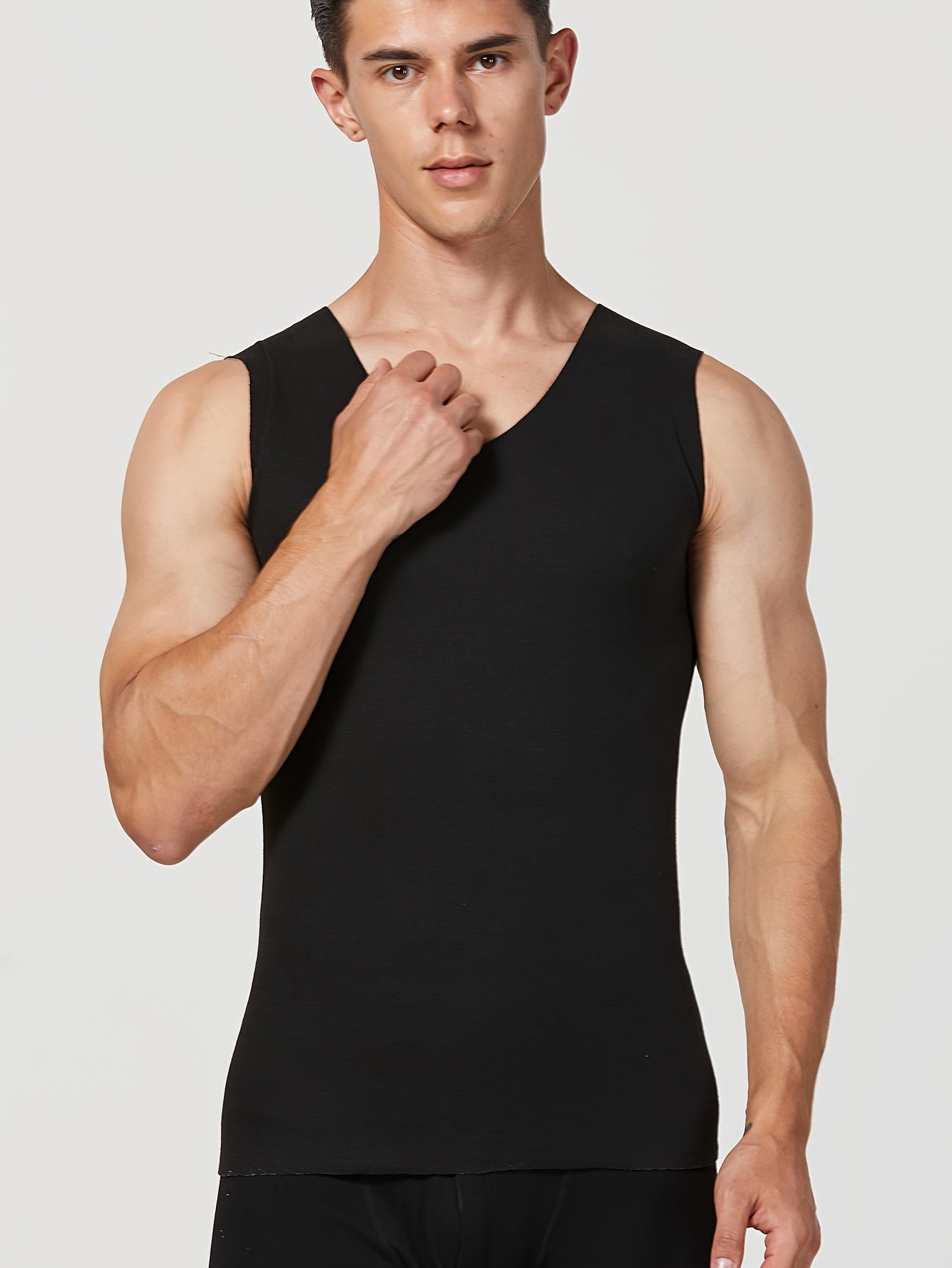 Tog‘da yurish va ochiq havoda faoliyatlar uchun mo‘ljallangan, polyester va spandeks aralashmasidan tayyorlangan iliq, V-shaklidagi 3 ta erkak ko‘ylak to‘plami.