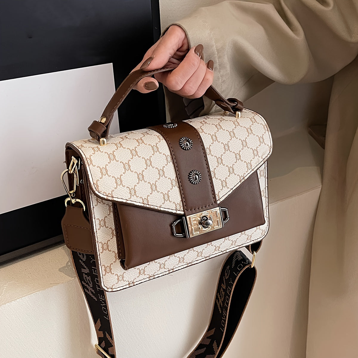 Стильная, просторная маленькая квадратная сумка для женщин среднего возраста с элегантным плечевым ремнем и кроссбоди дизайном.